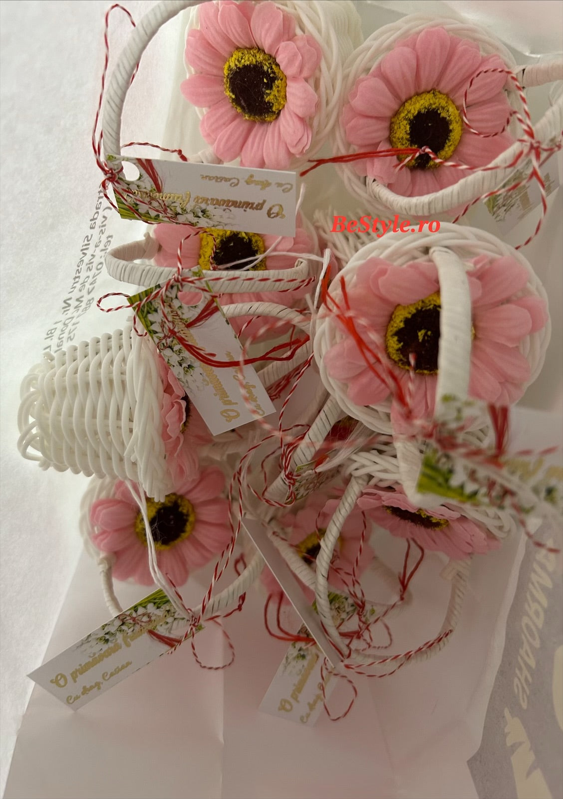 Martisoare cu margarete de sapun în cosulet alb