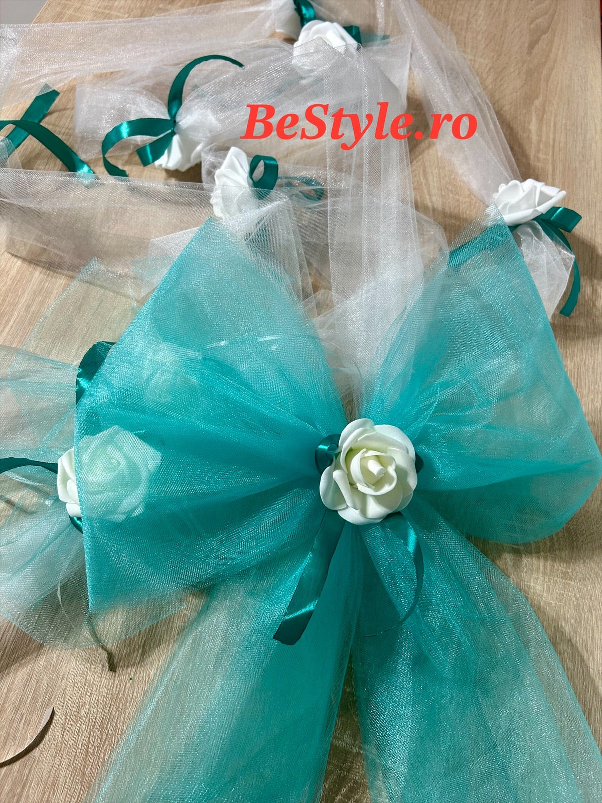 Fundite capota si oglinzi pentru masina nunta cu trandafiri