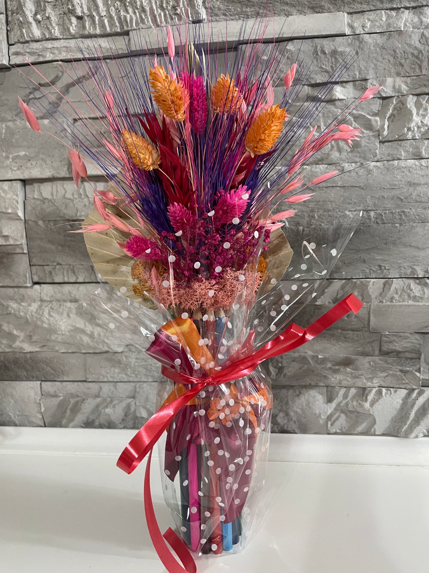 Aranjament martisor din creioane colorate cu flori uscate 04
