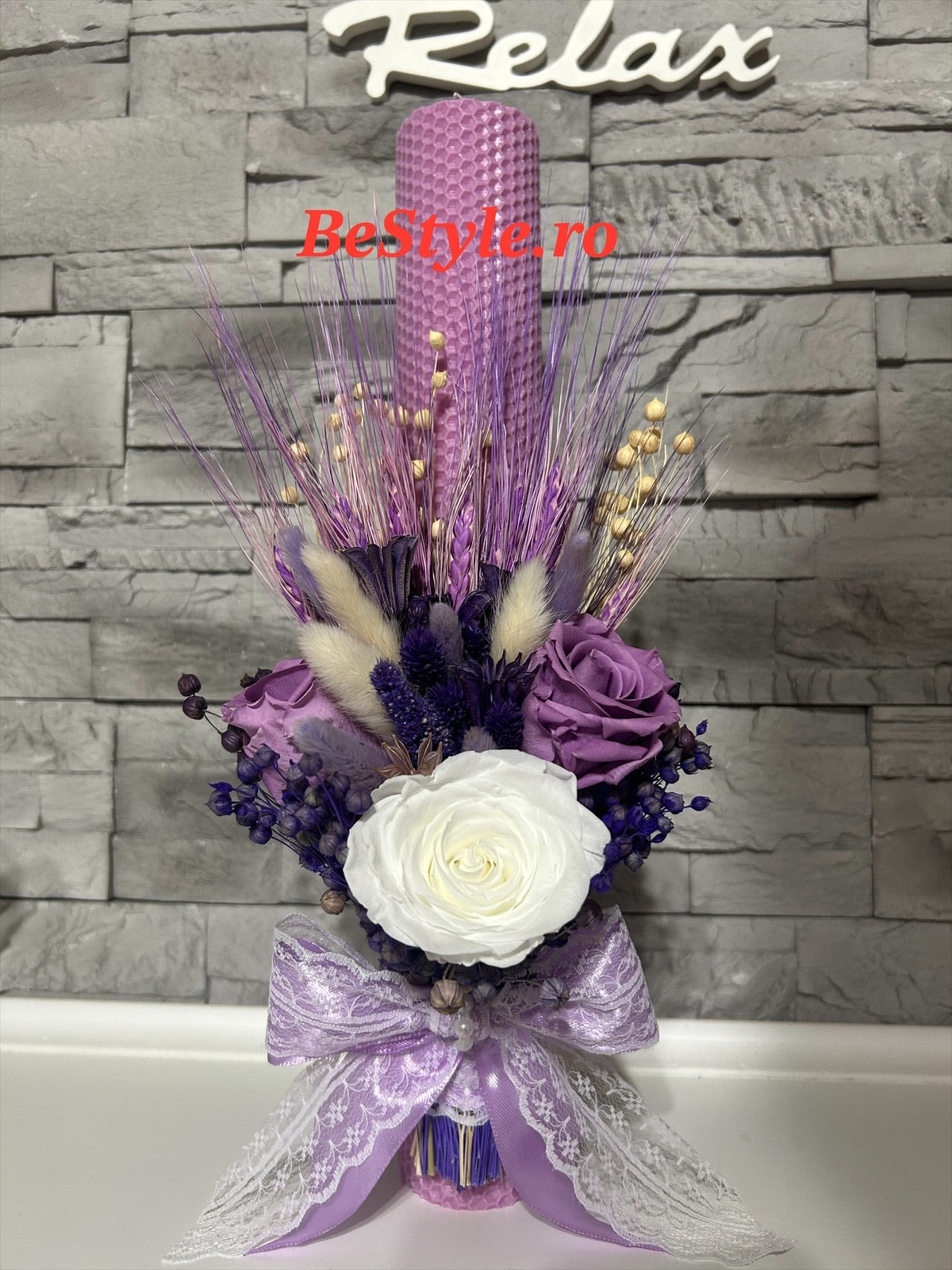 Lumanare botez din ceara naturala cu trandafiri criogenati movi si alb