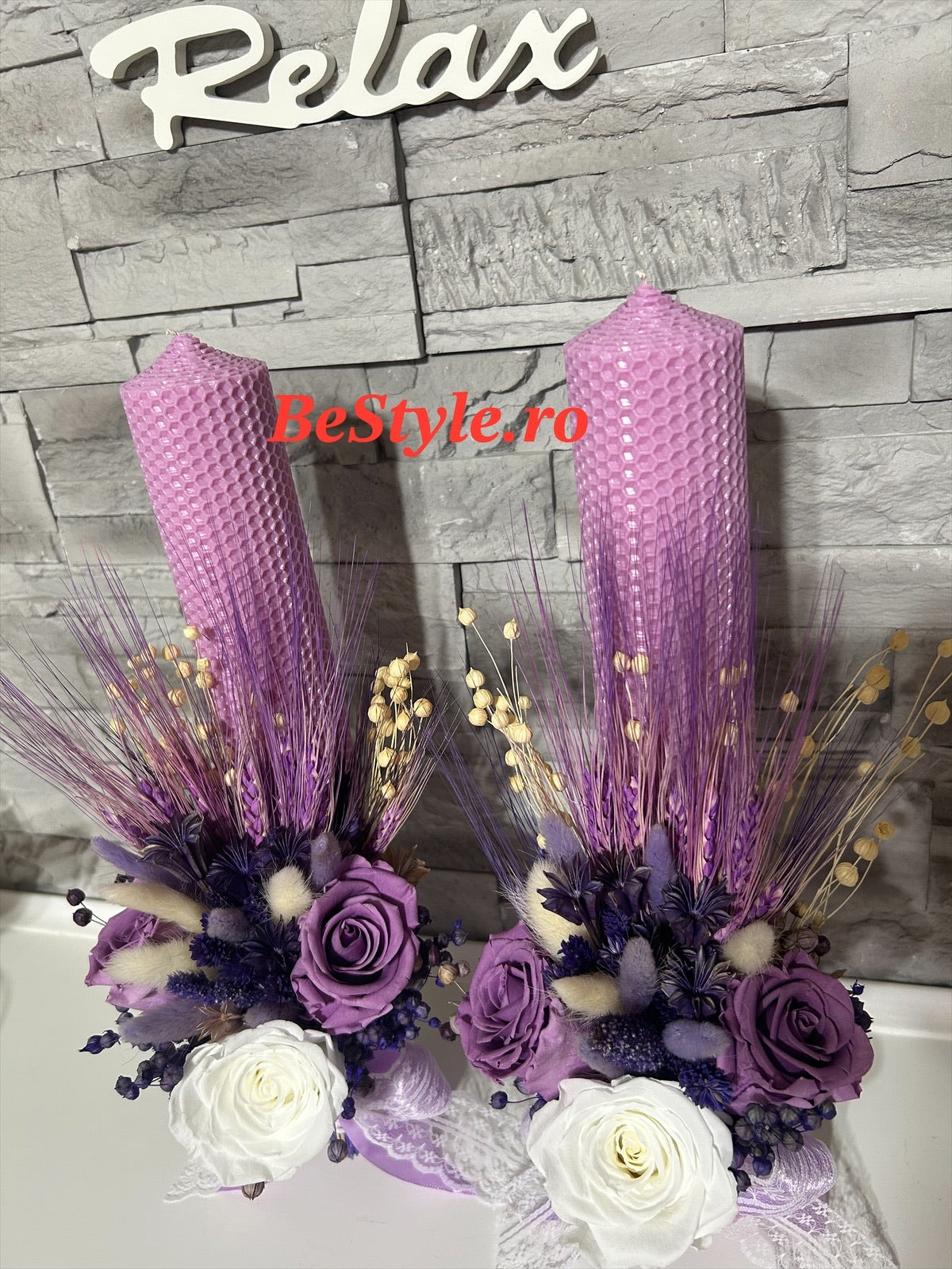 Lumanare nunta din ceara naturala cu trandafiri criogenati movi si alb