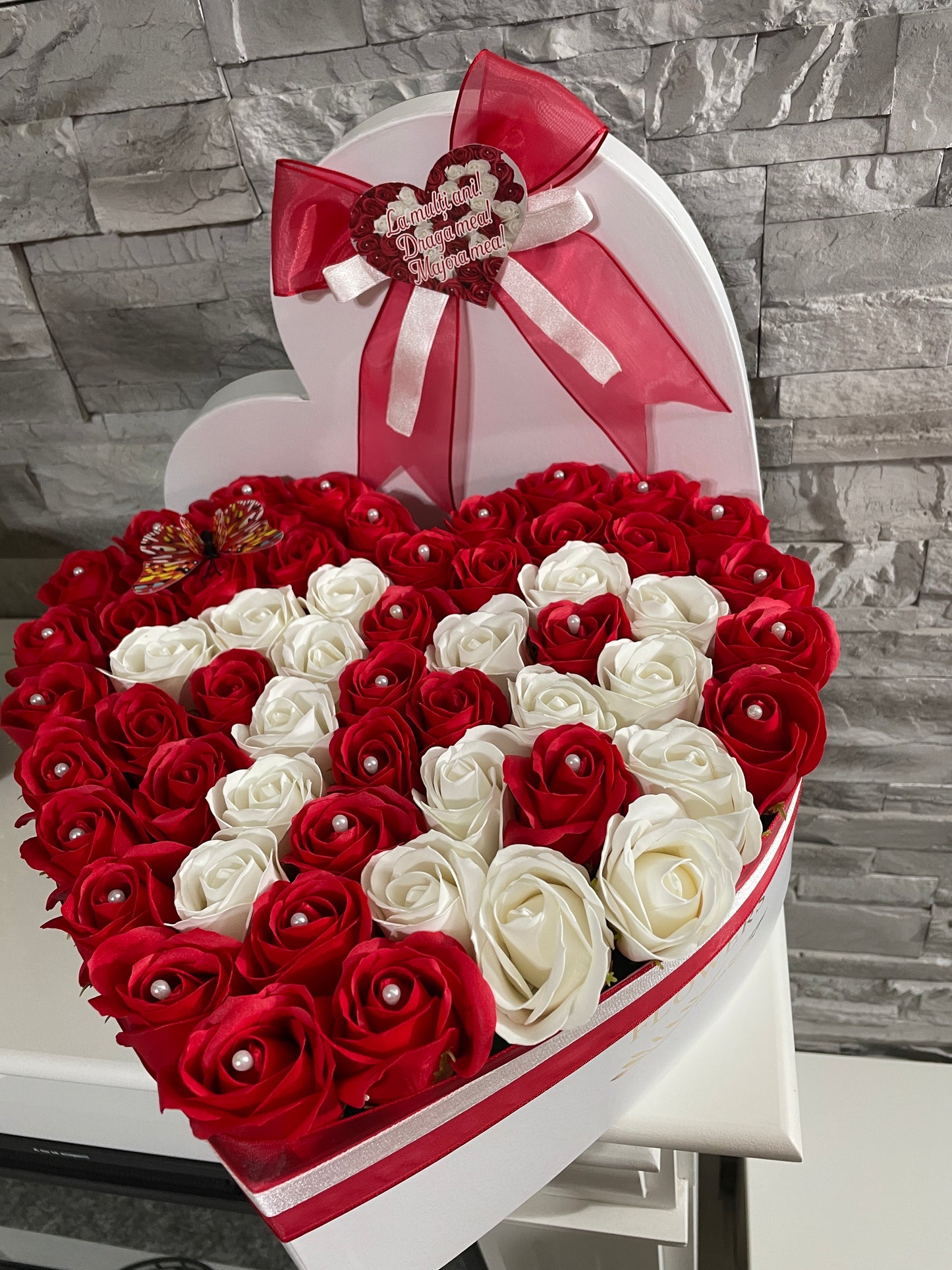 Aranjament aniversar cu trandafiri de sapun personalizat cu varsta din trandafiri 03