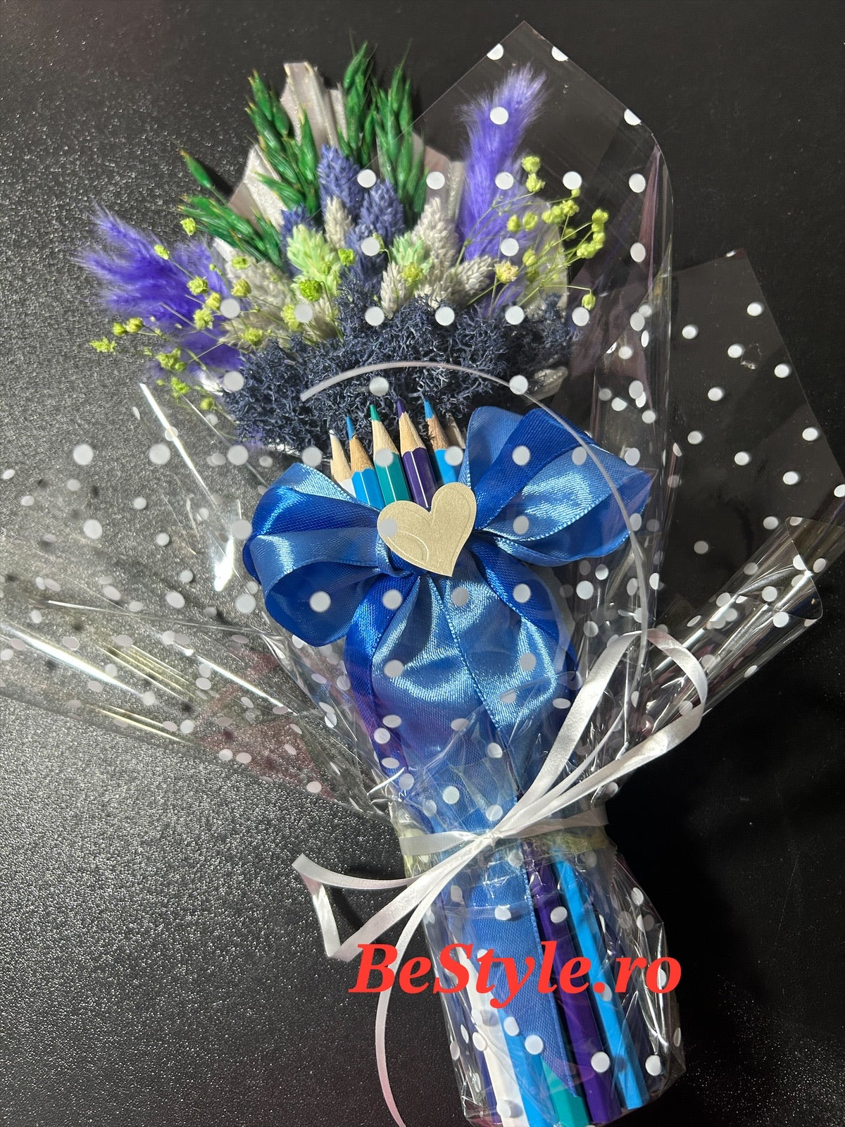 Aranjament din creioane colorate cu flori uscate 04