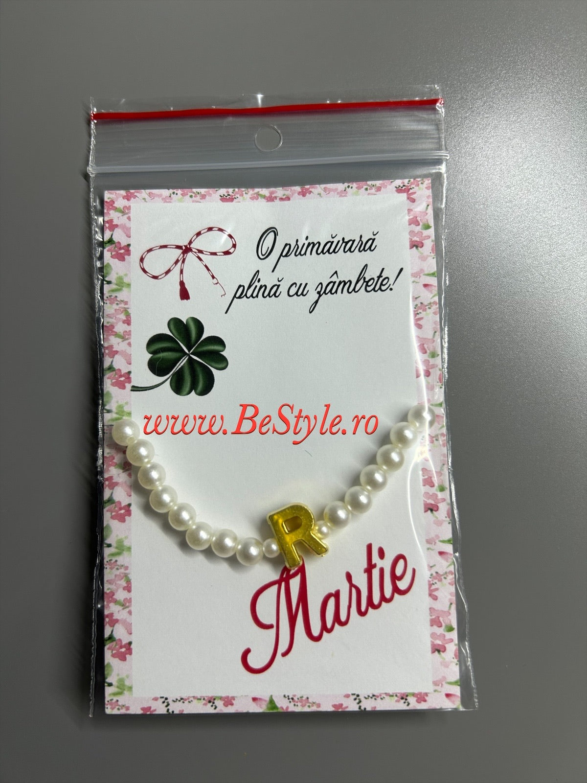 Bratara martisor din perle cu initiala numelui