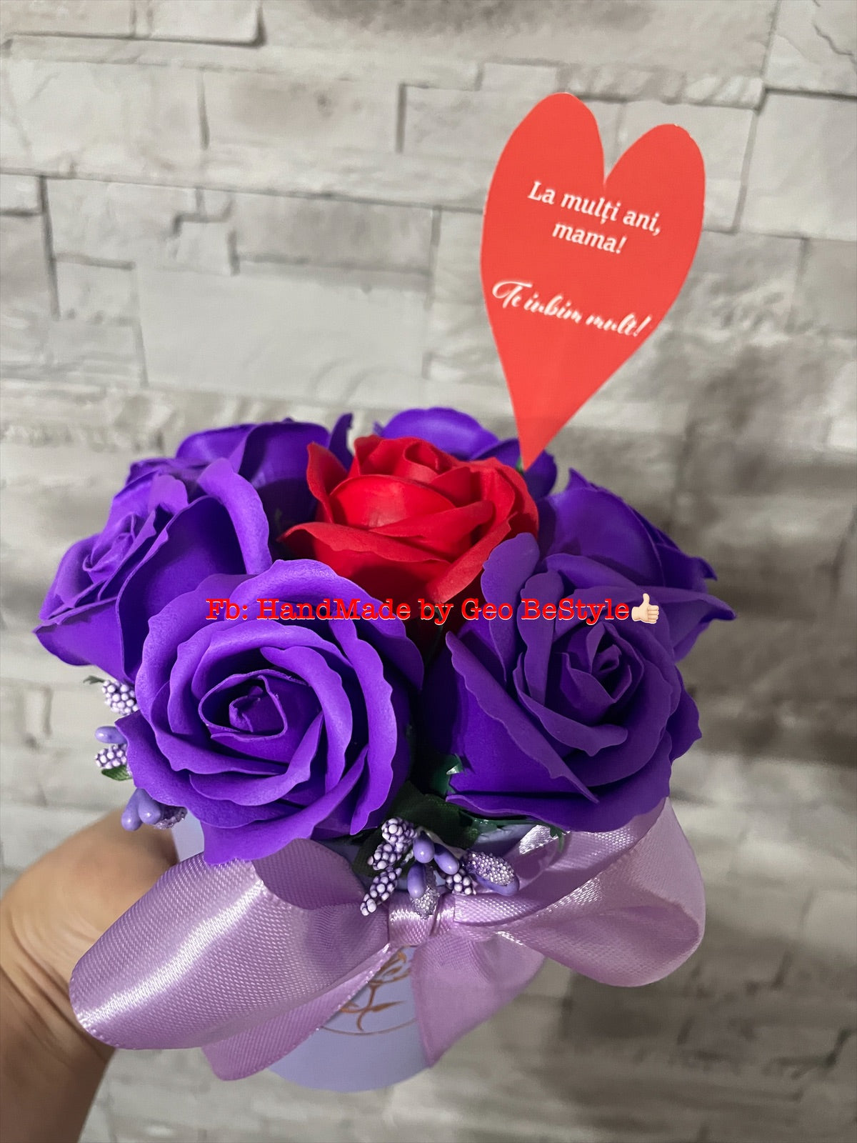 Cutie cu trandafiri de sapun - martisor