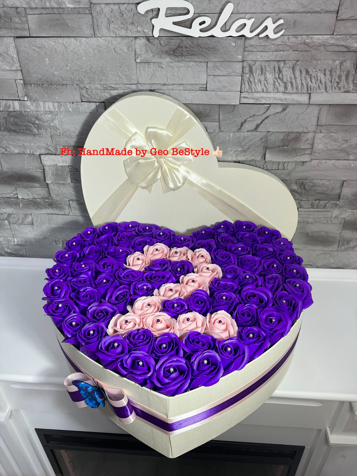 Aranjament cu trandafiri de sapun personalizat cu anii de relatie din trandafiri 04