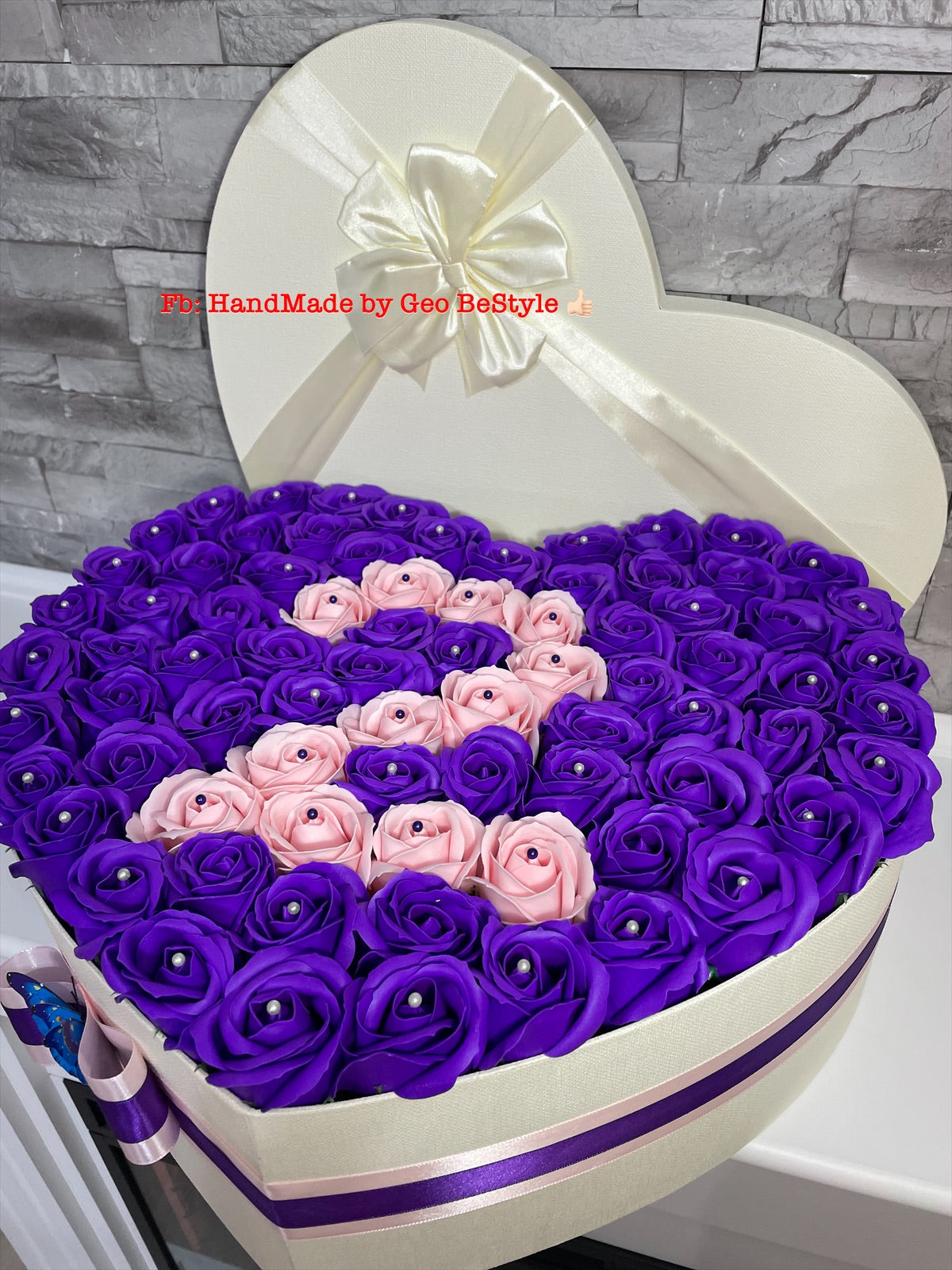 Aranjament cu trandafiri de sapun personalizat cu anii de relatie din trandafiri 04