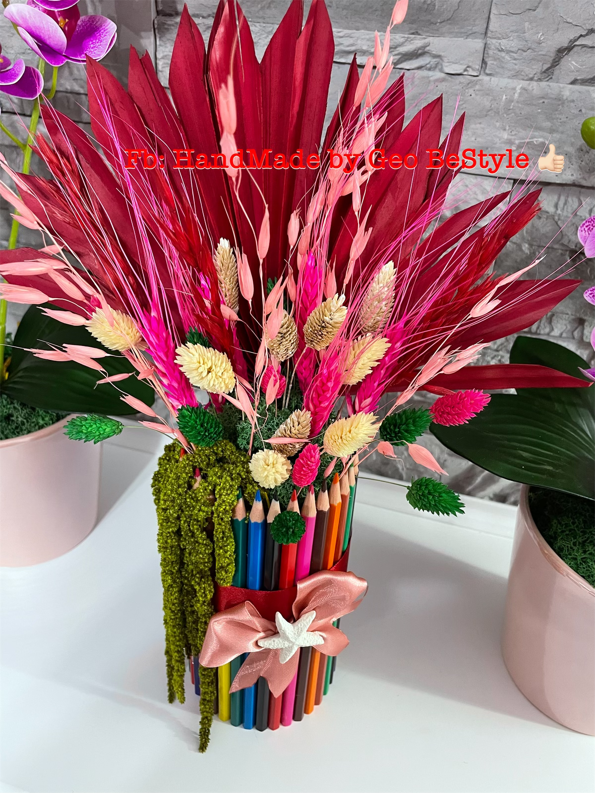 Aranjament din creioane colorate cu flori uscate 01