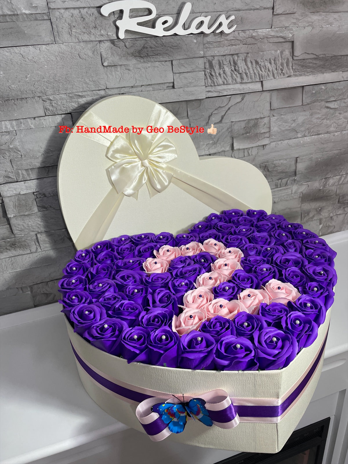 Aranjament cu trandafiri de sapun personalizat cu anii de relatie din trandafiri 04