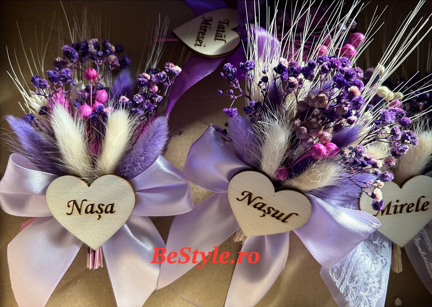 Floare de pus în piept mire, nas, nașa cu flori stabilizate