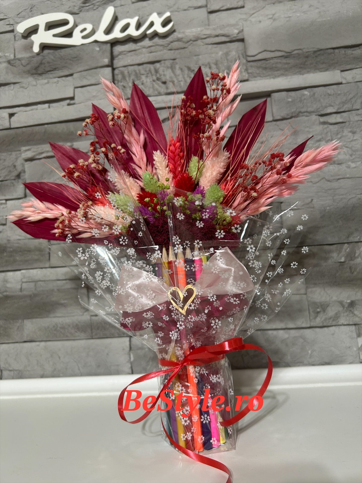 Aranjament din creioane colorate cu flori uscate 03