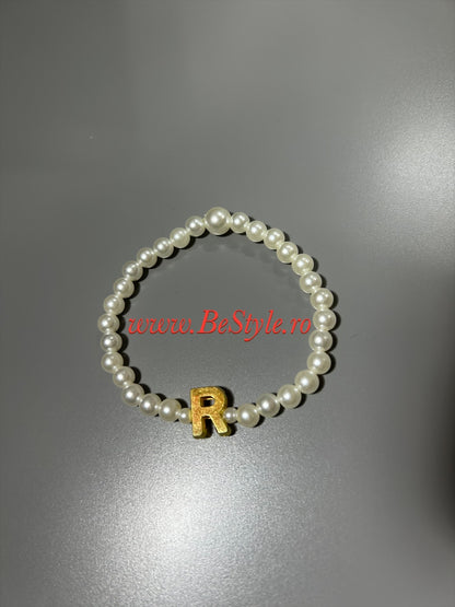 Bratara martisor din perle cu initiala numelui