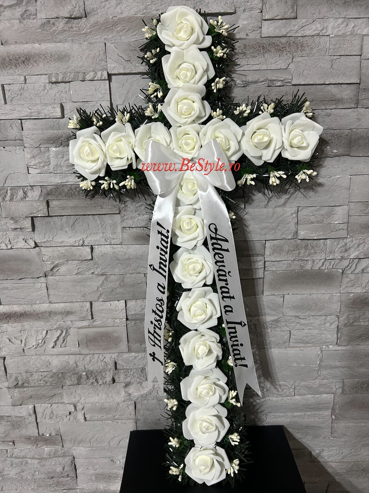 Cruce funerara artificiala decorata cu trandafiri din spuma pentru Paste