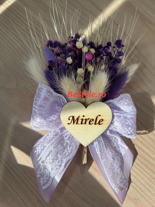 Floare de pus în piept mire, nas, nașa cu flori stabilizate