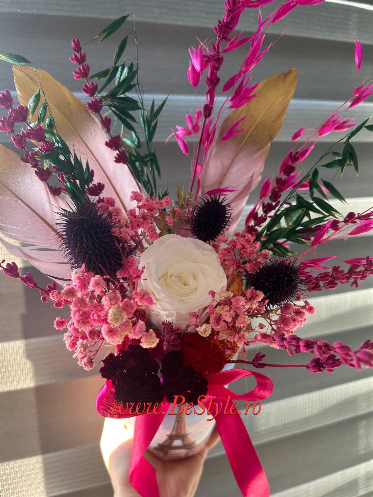 Aranjament cu trandafir criogenat și flori uscate și stabilizate