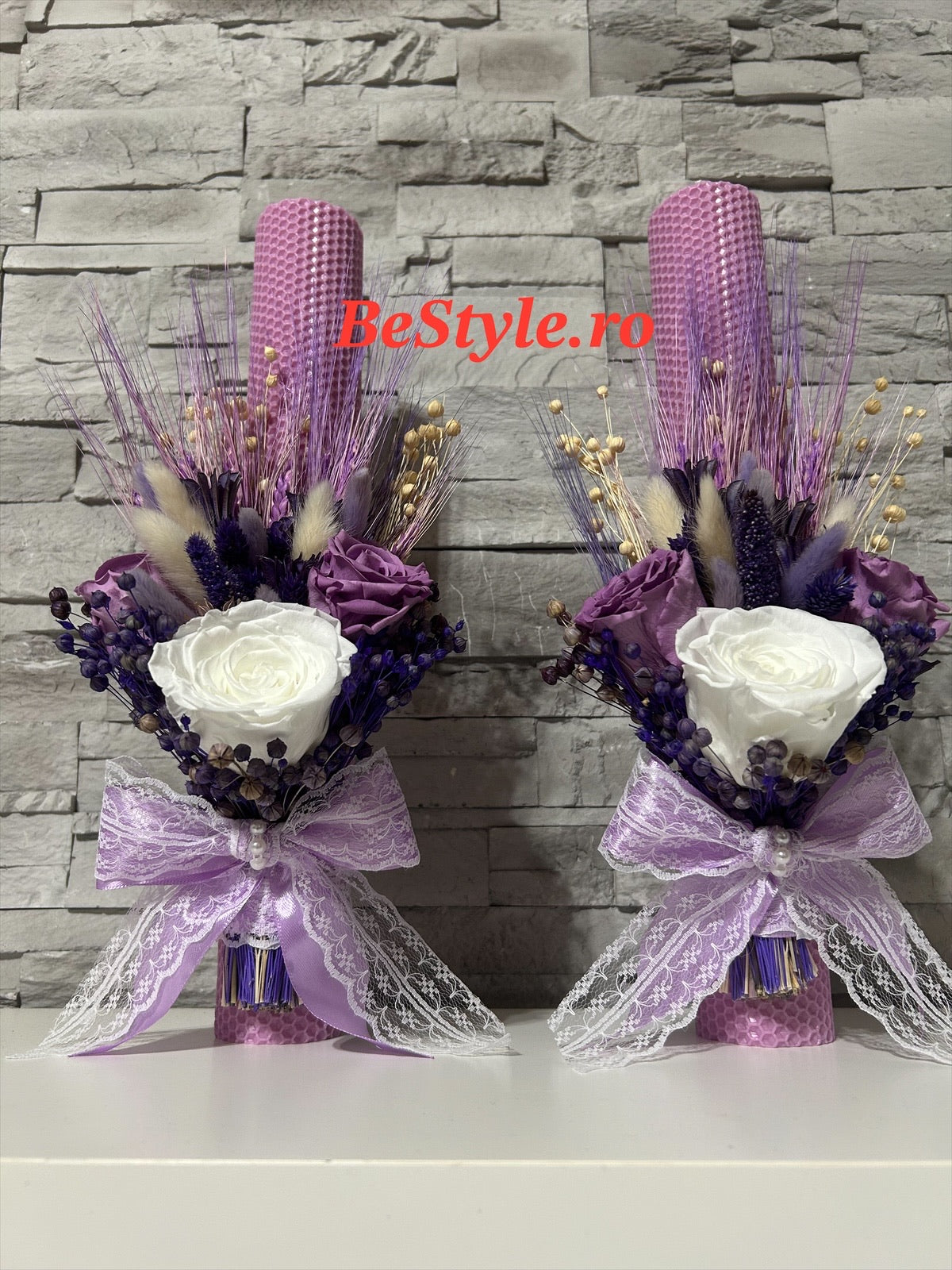 Lumanare nunta din ceara naturala cu trandafiri criogenati movi si alb