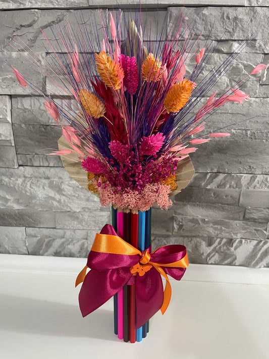 Aranjament martisor din creioane colorate cu flori uscate 04