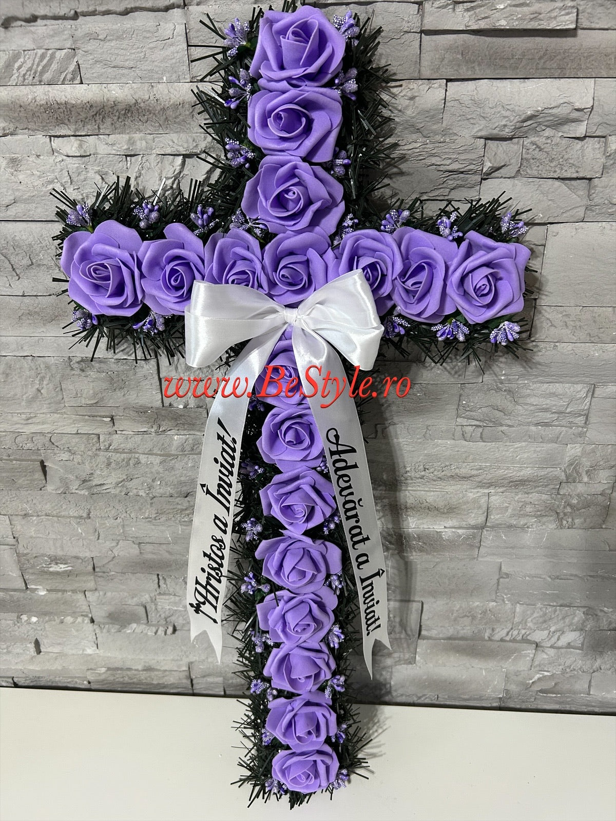 Cruce funerara artificiala decorata cu trandafiri din spuma pentru Paste