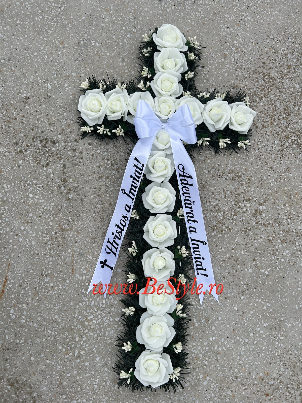 Cruce funerara artificiala decorata cu trandafiri din spuma pentru Paste