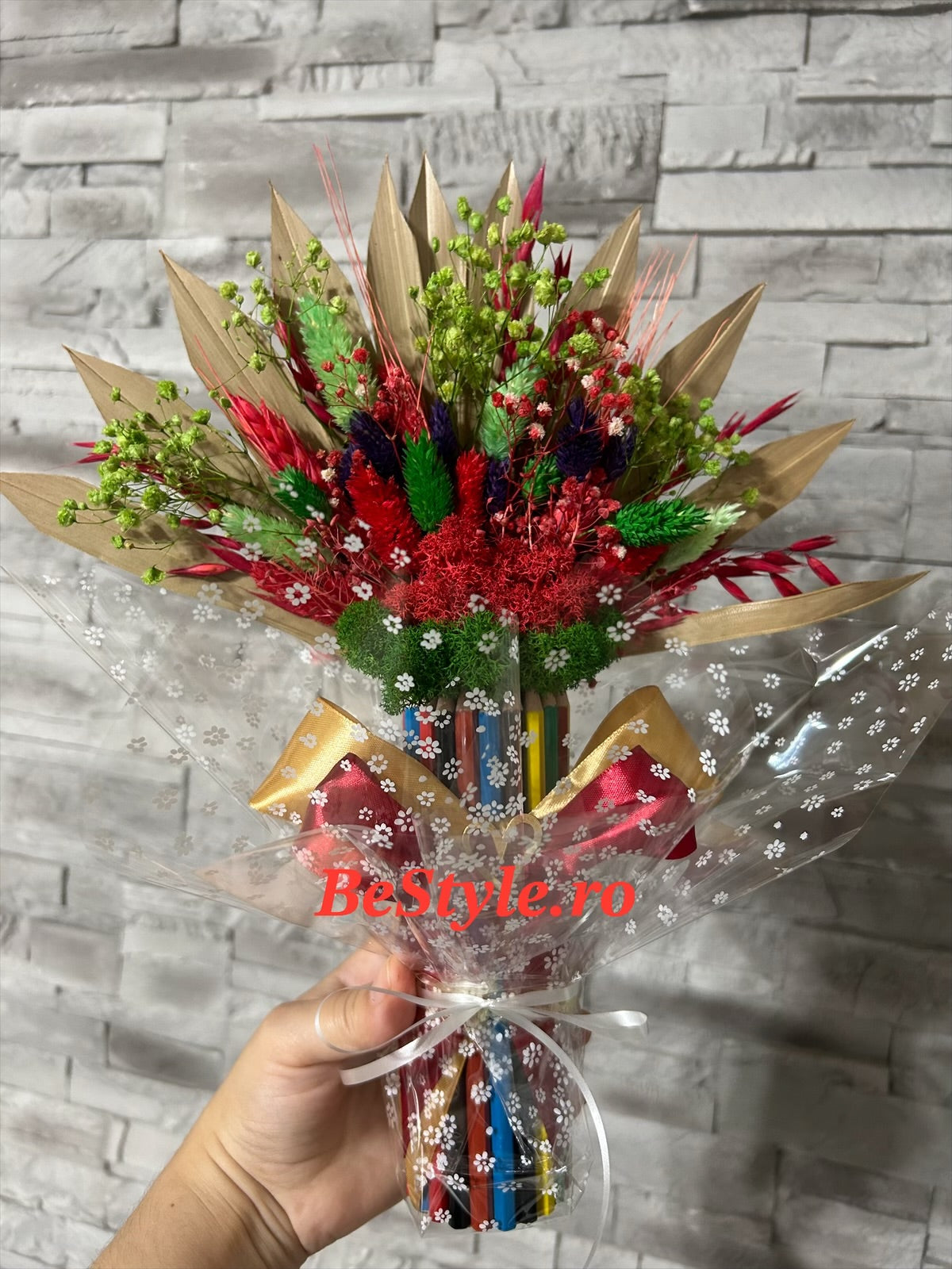 Aranjament din creioane colorate cu flori uscate 03