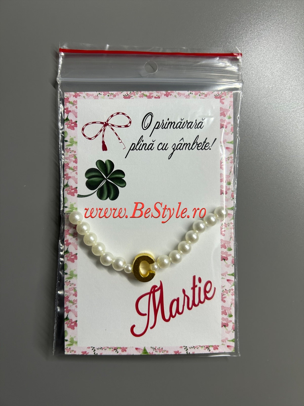 Bratara martisor din perle cu initiala numelui