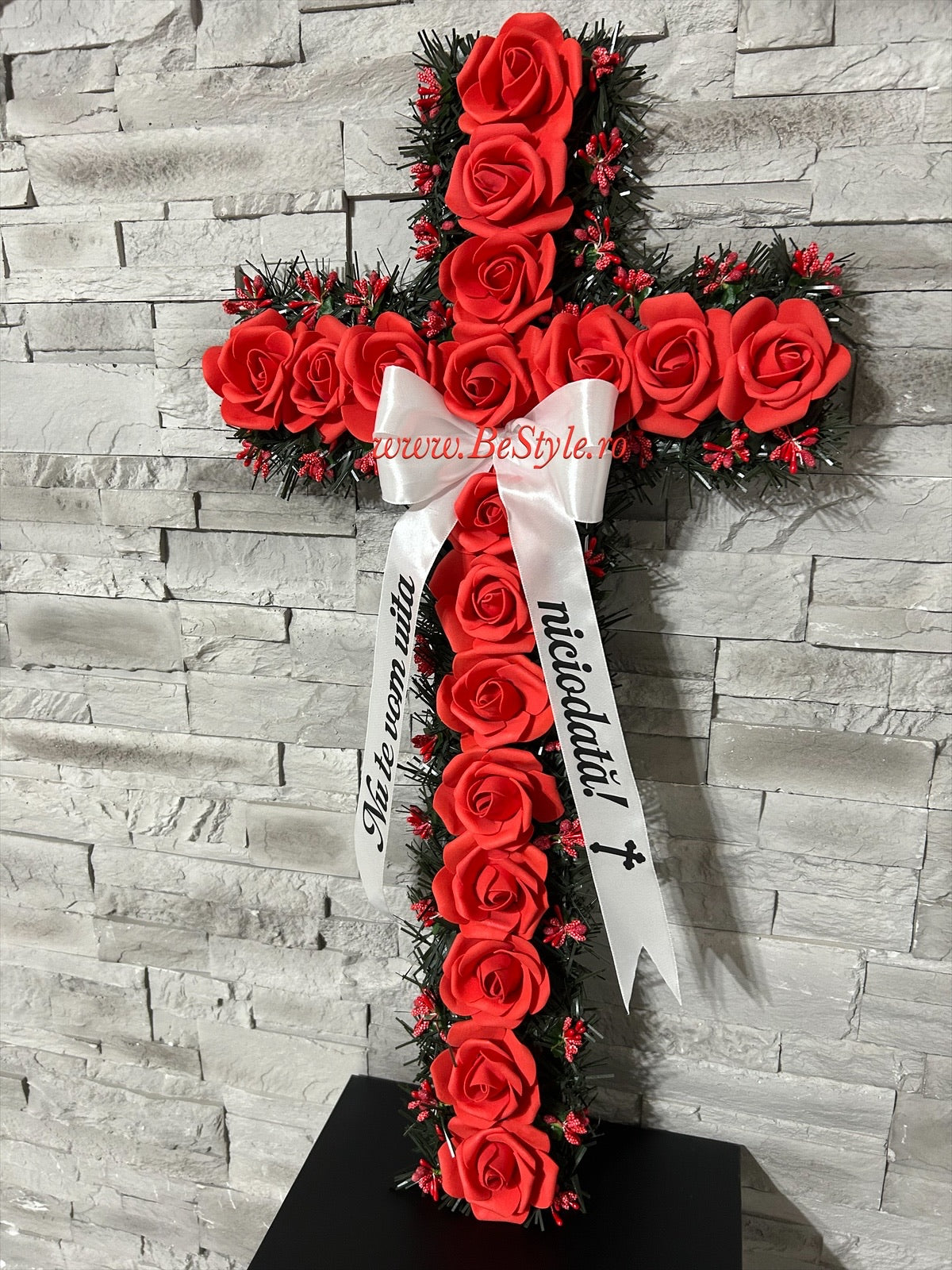 Cruce funerara artificiala decorata cu trandafiri din spuma pentru Paste
