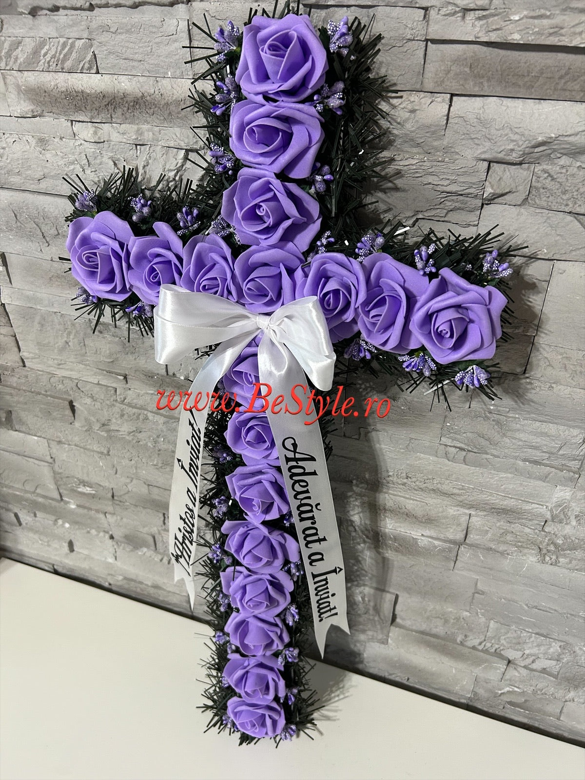 Cruce funerara artificiala decorata cu trandafiri din spuma pentru Paste