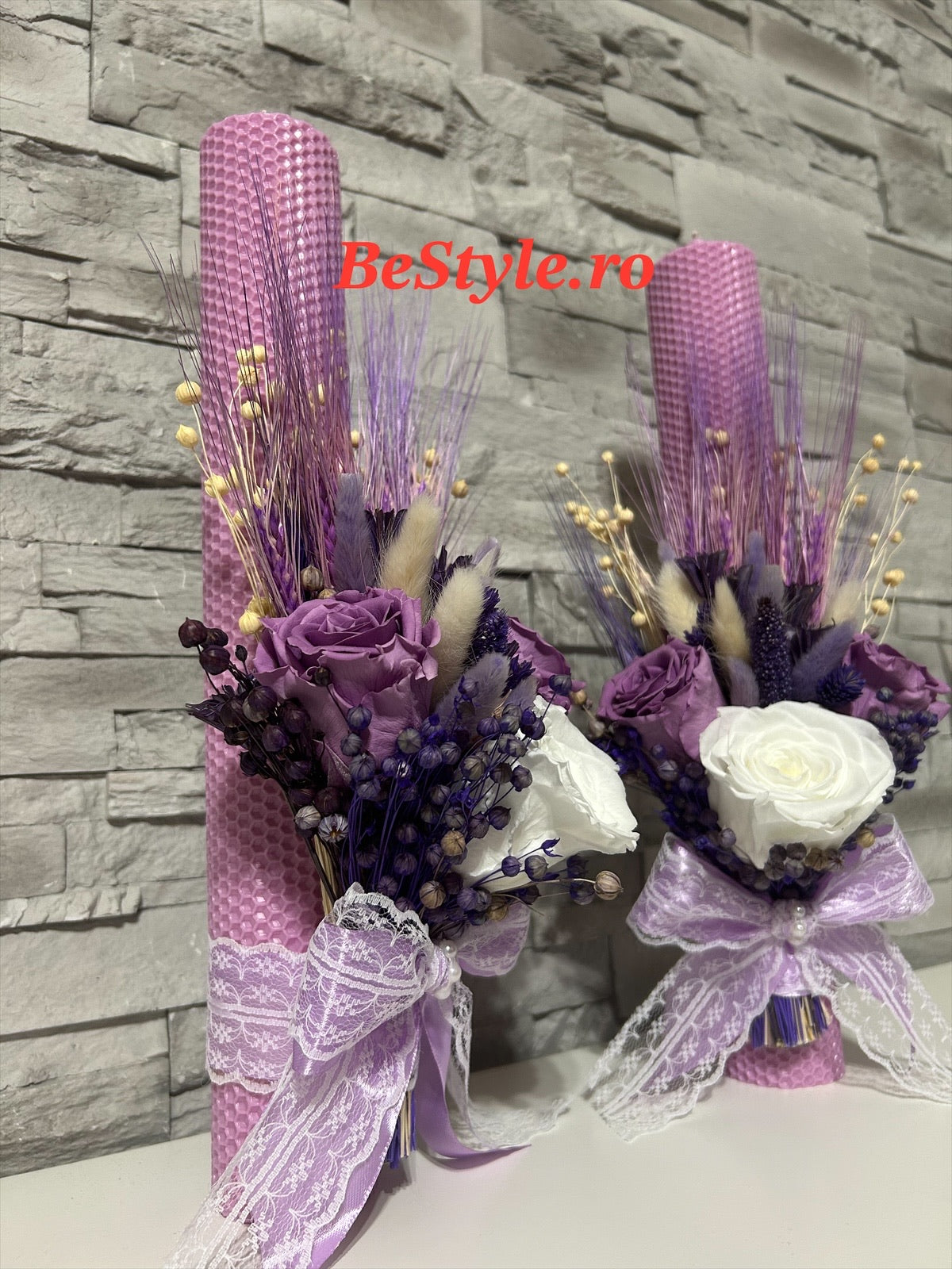 Lumanare nunta din ceara naturala cu trandafiri criogenati movi si alb