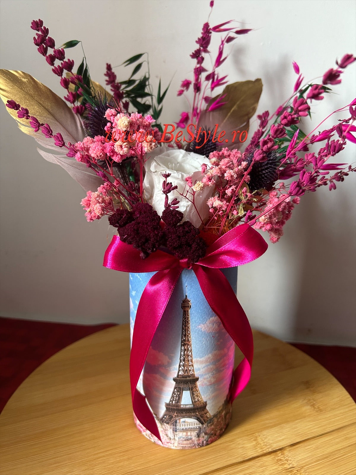 Aranjament cu trandafir criogenat și flori uscate și stabilizate