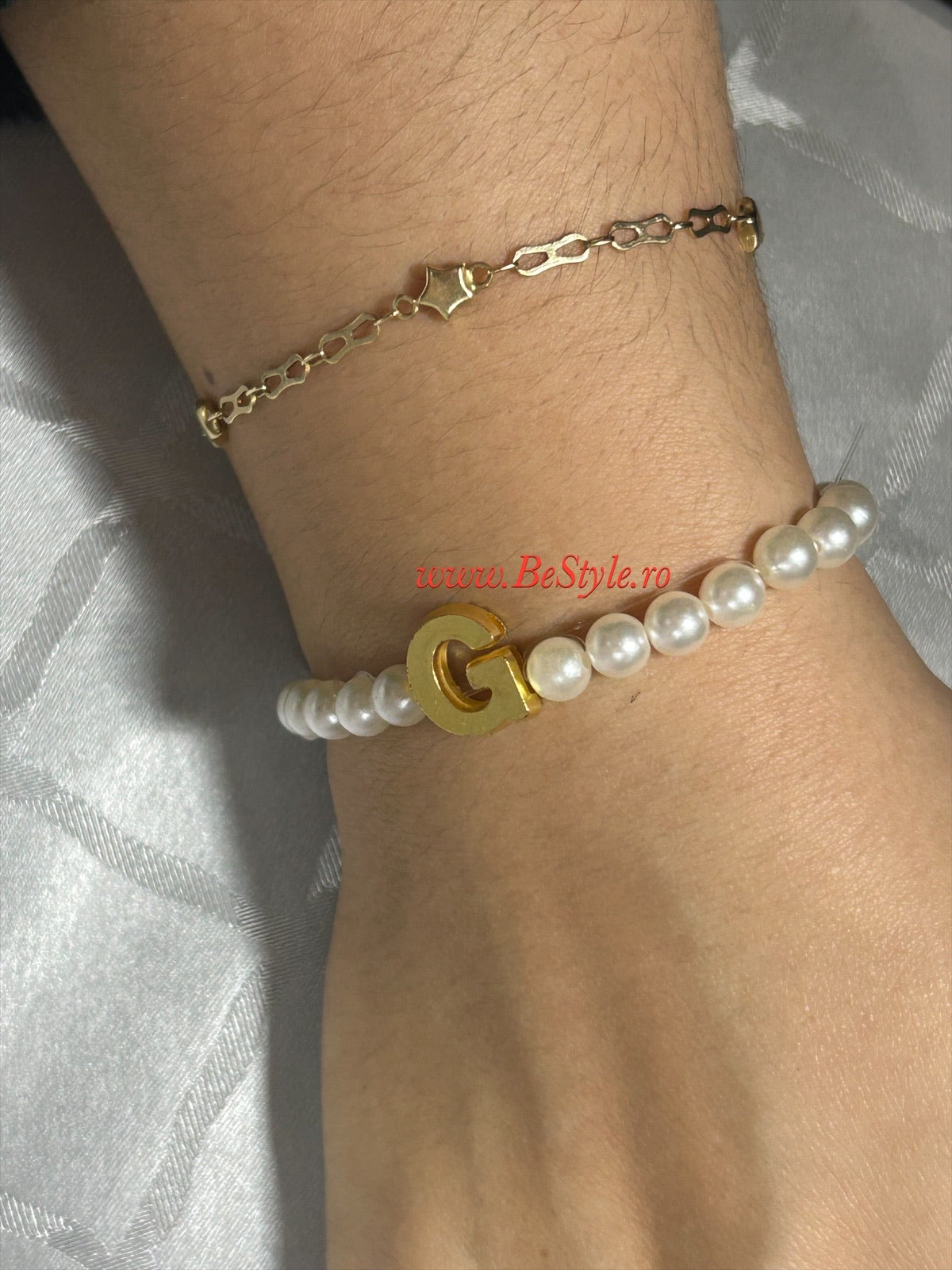 Bratara martisor din perle cu initiala numelui