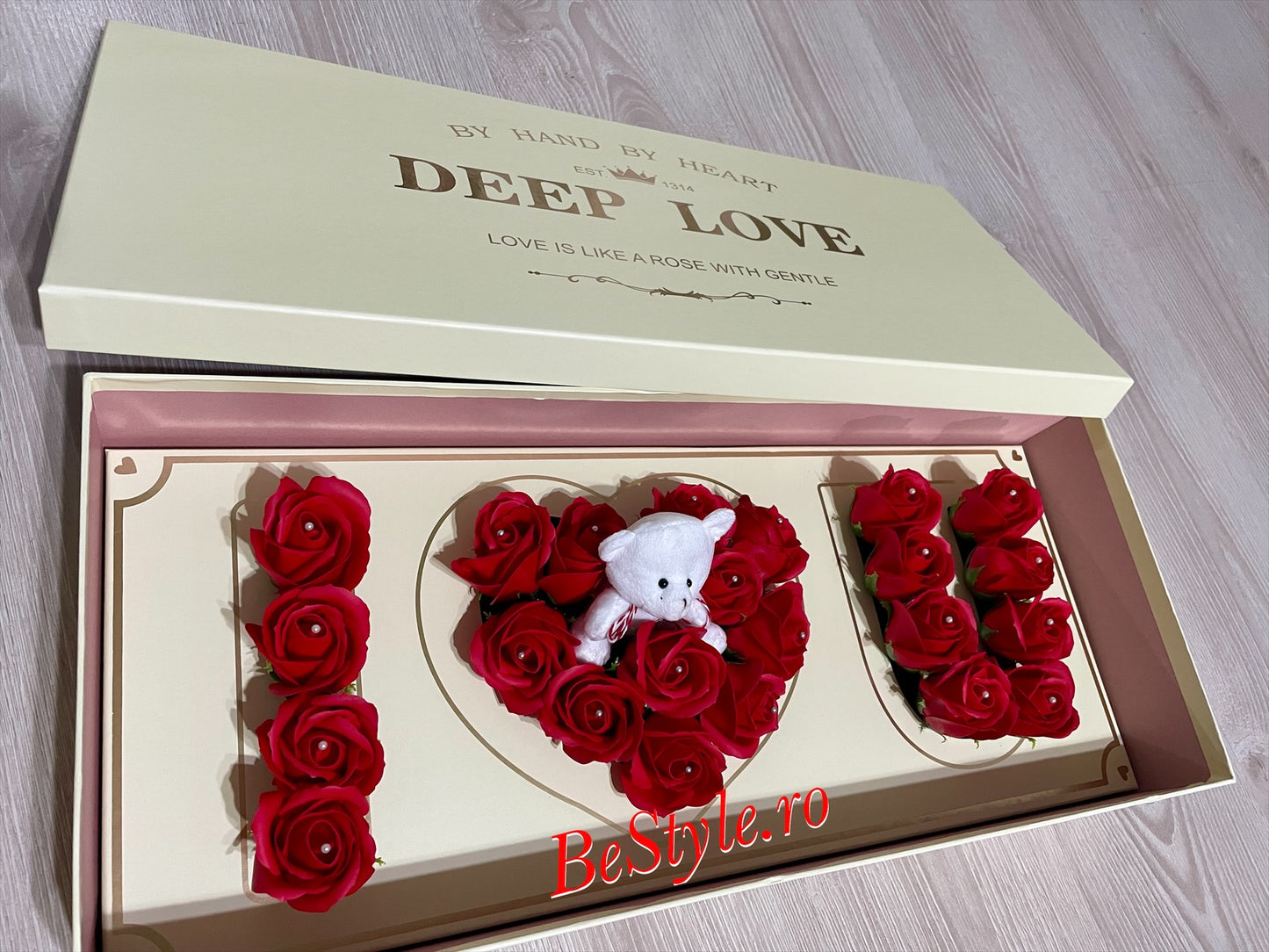Cutie “I love U” cu trandafiri de sapun