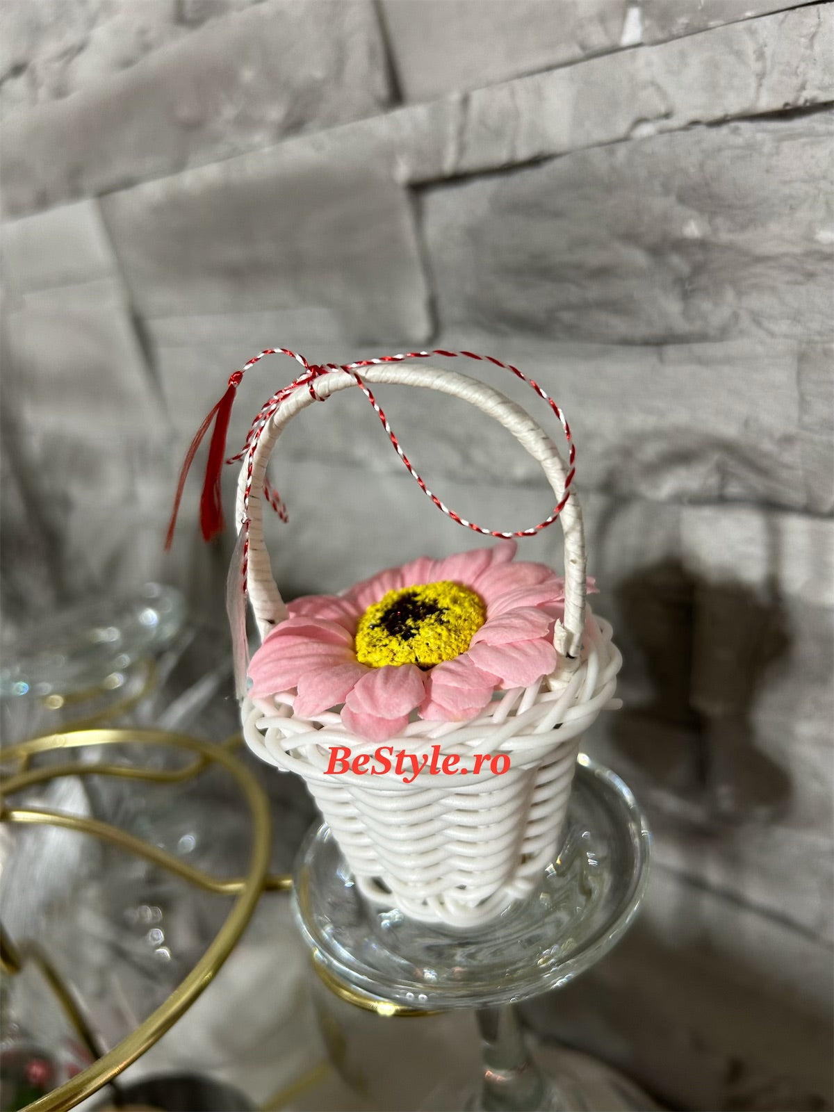 Martisoare cu margarete de sapun în cosulet alb