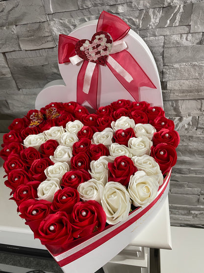 Aranjament aniversar cu trandafiri de sapun personalizat cu varsta din trandafiri 03