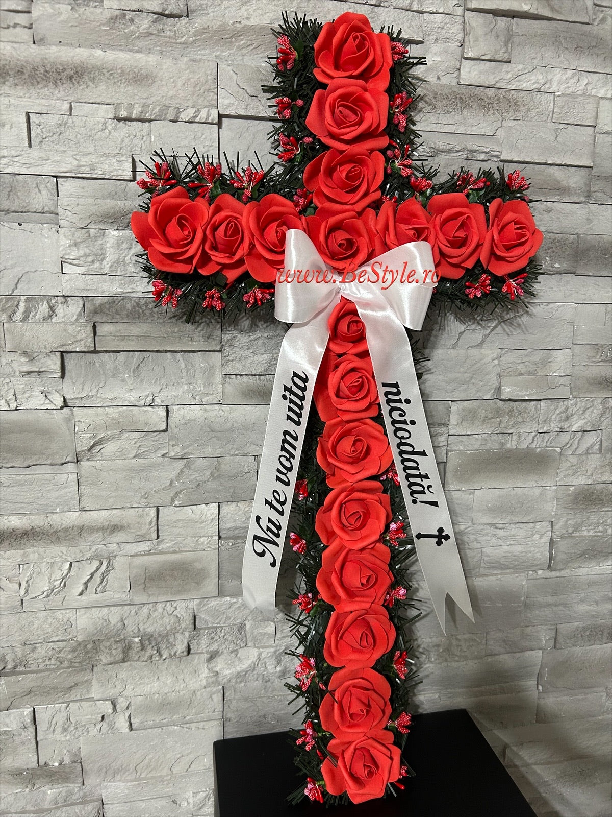 Cruce funerara artificiala decorata cu trandafiri din spuma pentru Paste