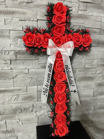Cruce funerara artificiala decorata cu trandafiri din spuma pentru Paste