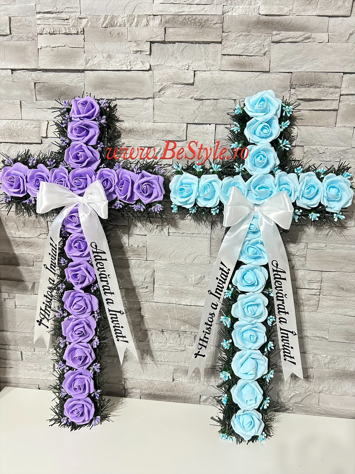 Cruce funerara artificiala decorata cu trandafiri din spuma pentru Paste