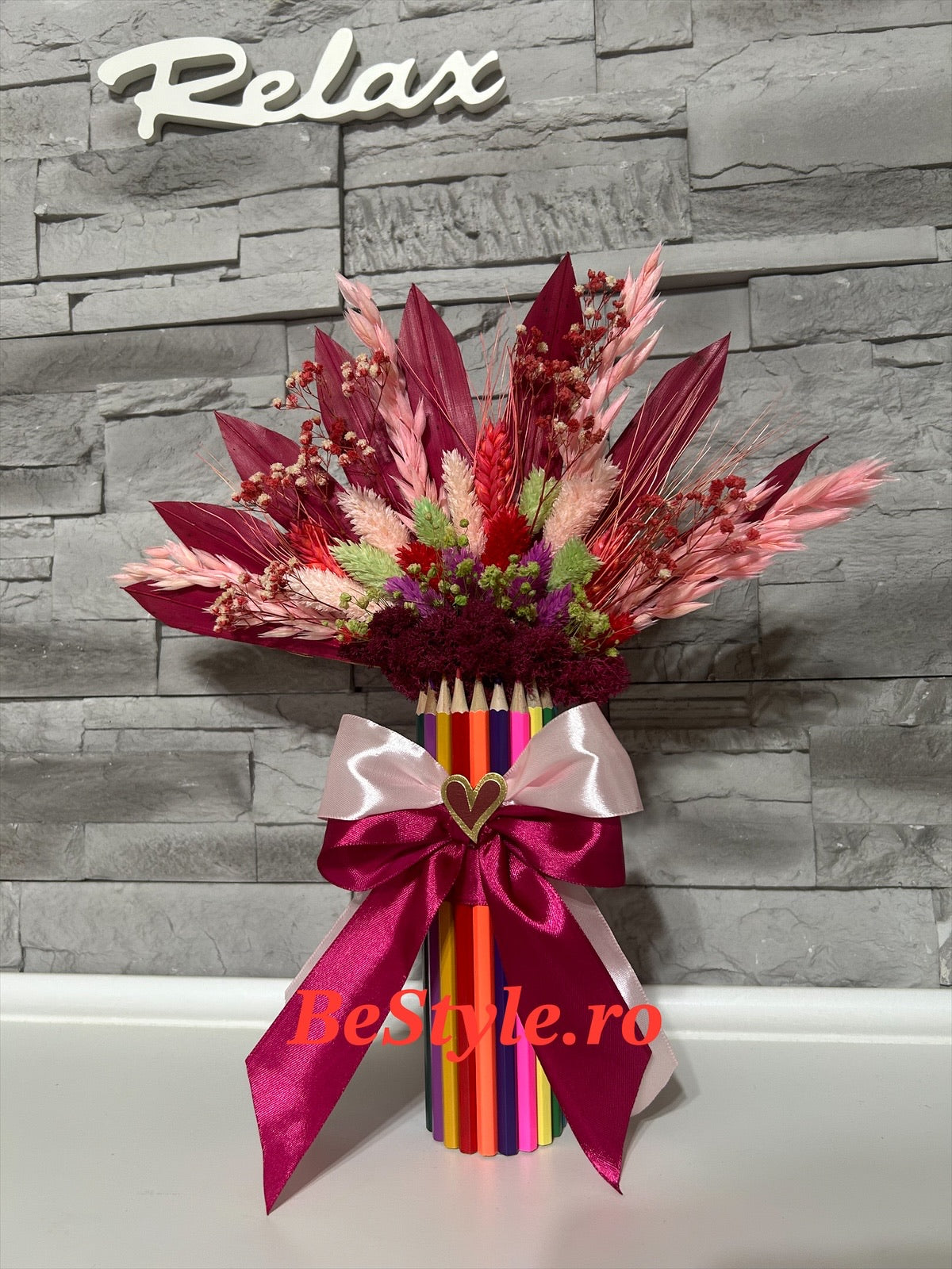 Aranjament din creioane colorate cu flori uscate 03