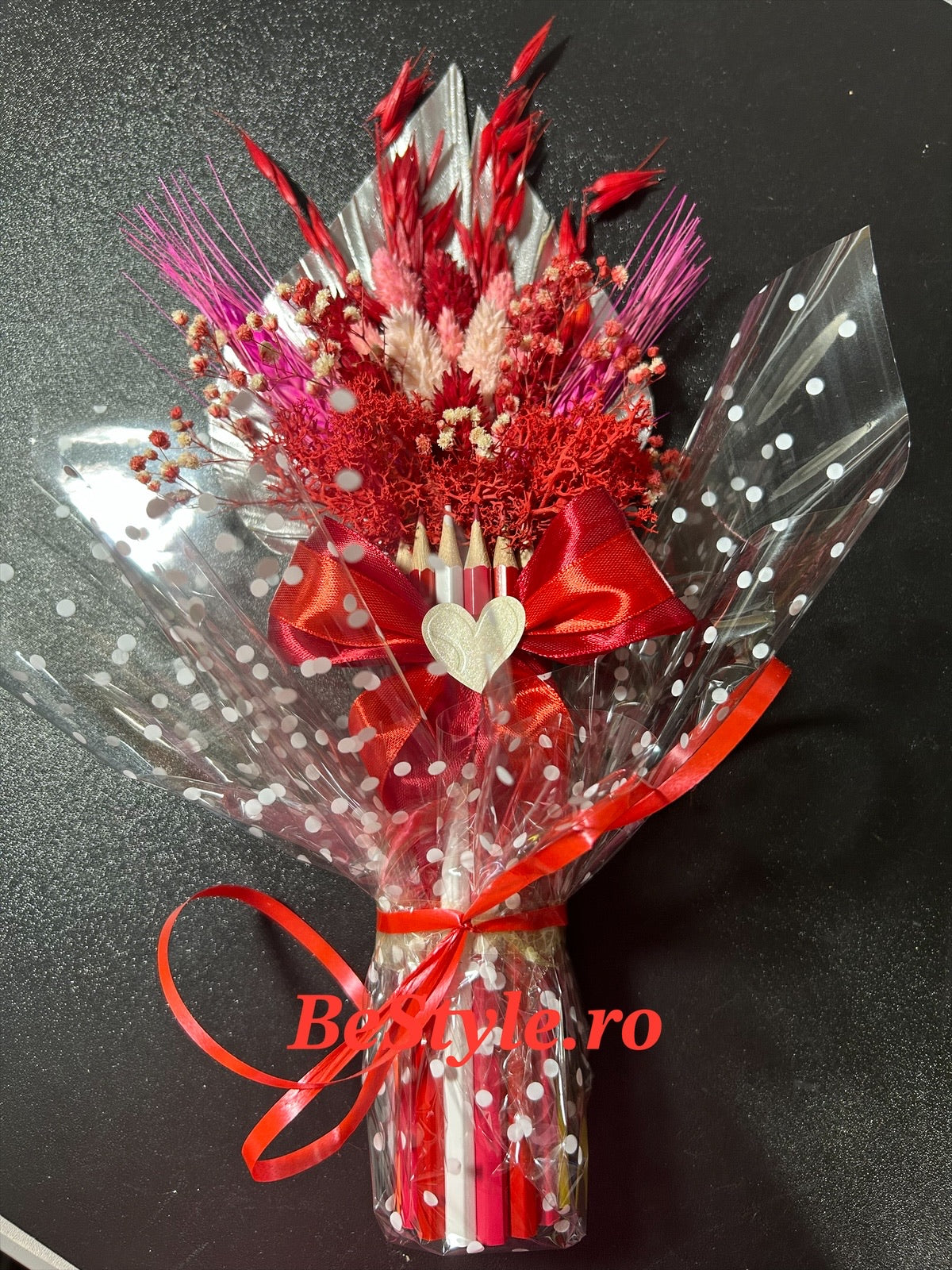 Aranjament din creioane colorate cu flori uscate 04