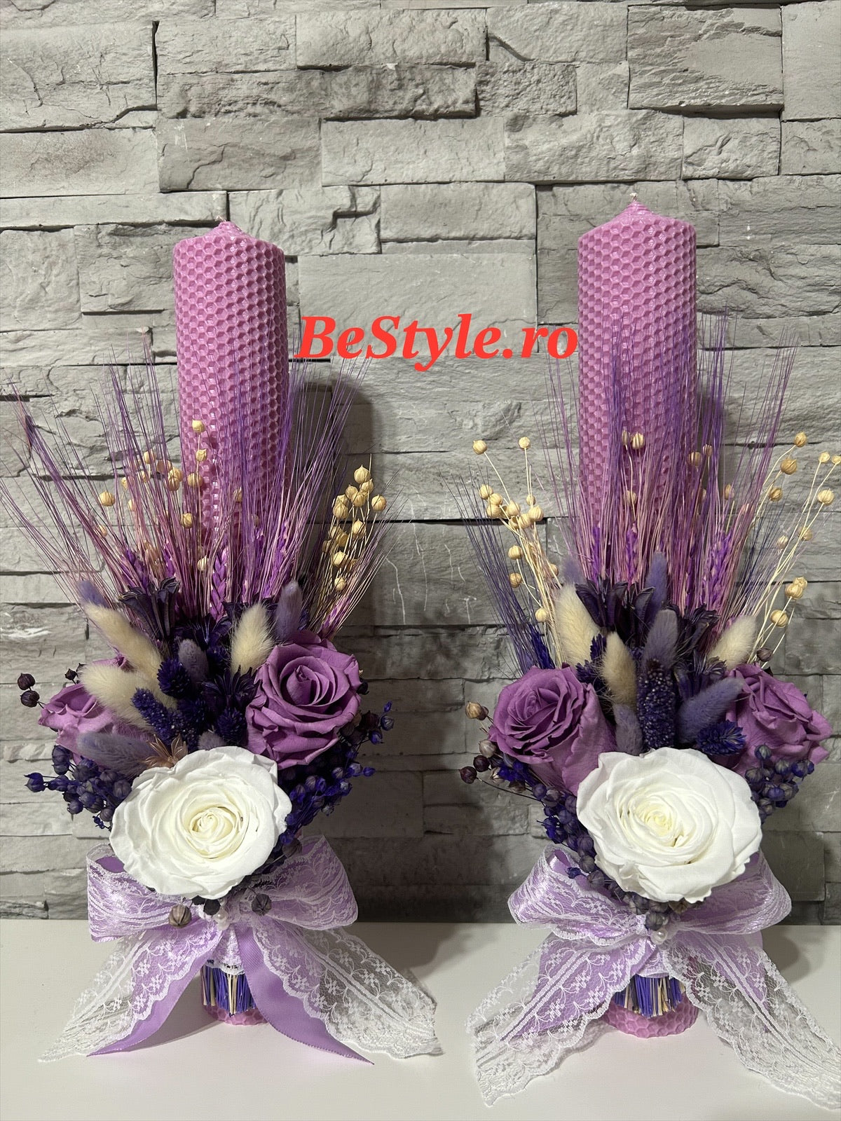 Lumanare nunta din ceara naturala cu trandafiri criogenati movi si alb