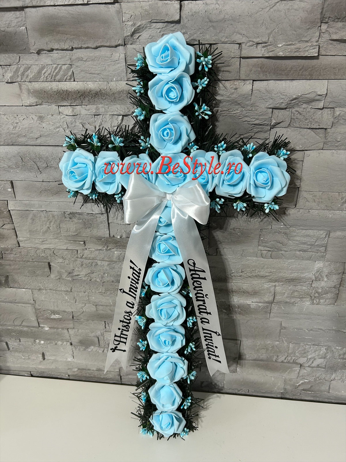 Cruce funerara artificiala decorata cu trandafiri din spuma pentru Paste