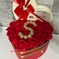 Cutie in forma de inima cu trandafiri de sapun si initiala numelui din perle