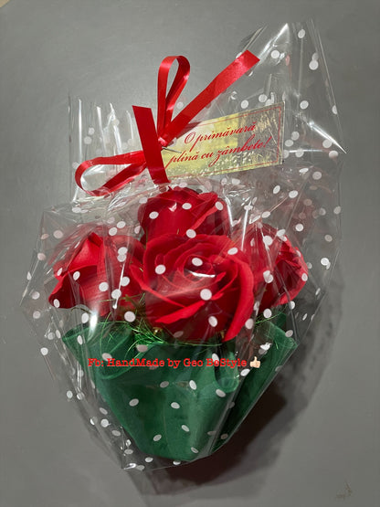 Cosulet handmade cu trandafiri de sapun martisor