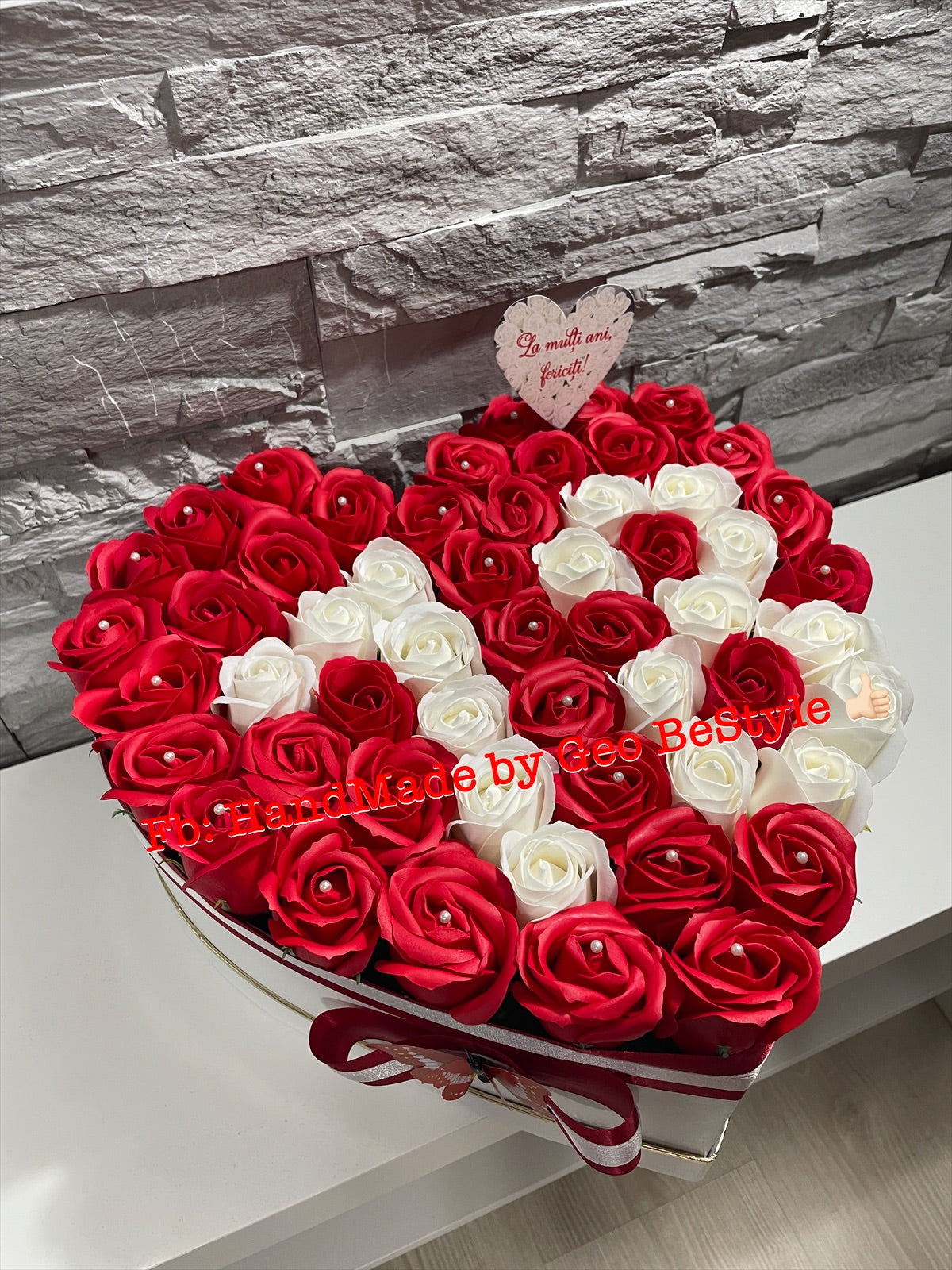 Aranjament aniversar cu trandafiri de sapun personalizat cu varsta din trandafiri 03