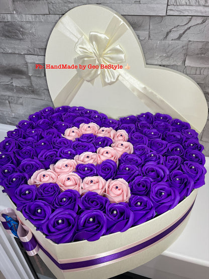 Aranjament cu trandafiri de sapun personalizat cu anii de relatie din trandafiri 04
