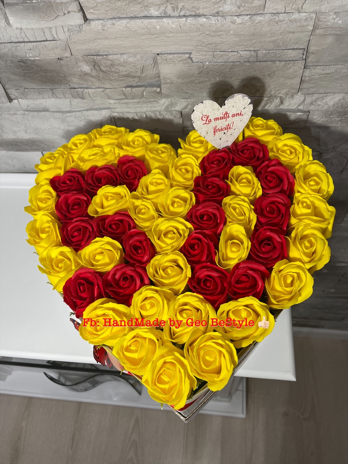 Aranjament aniversar cu trandafiri de sapun personalizat cu varsta din trandafiri 03