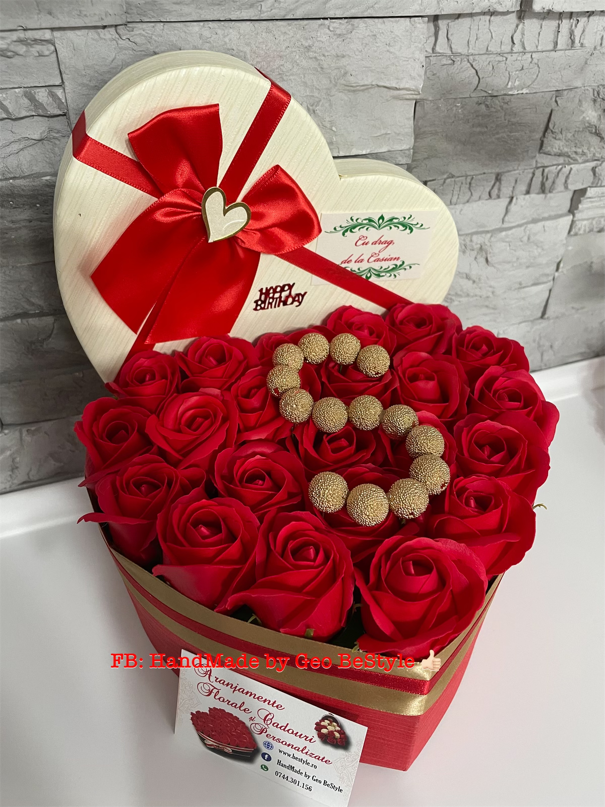 Cutie in forma de inima cu trandafiri de sapun si initiala numelui din perle