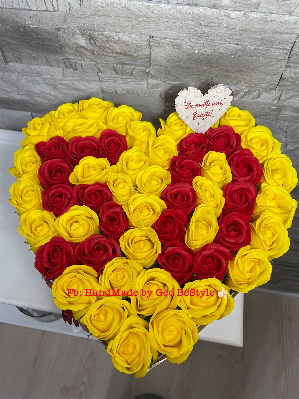 Aranjament aniversar cu trandafiri de sapun personalizat cu varsta din trandafiri 03