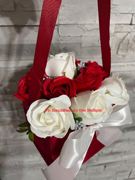 Aranjament martisor cu trandafiri de sapun in cutie de catifea 01