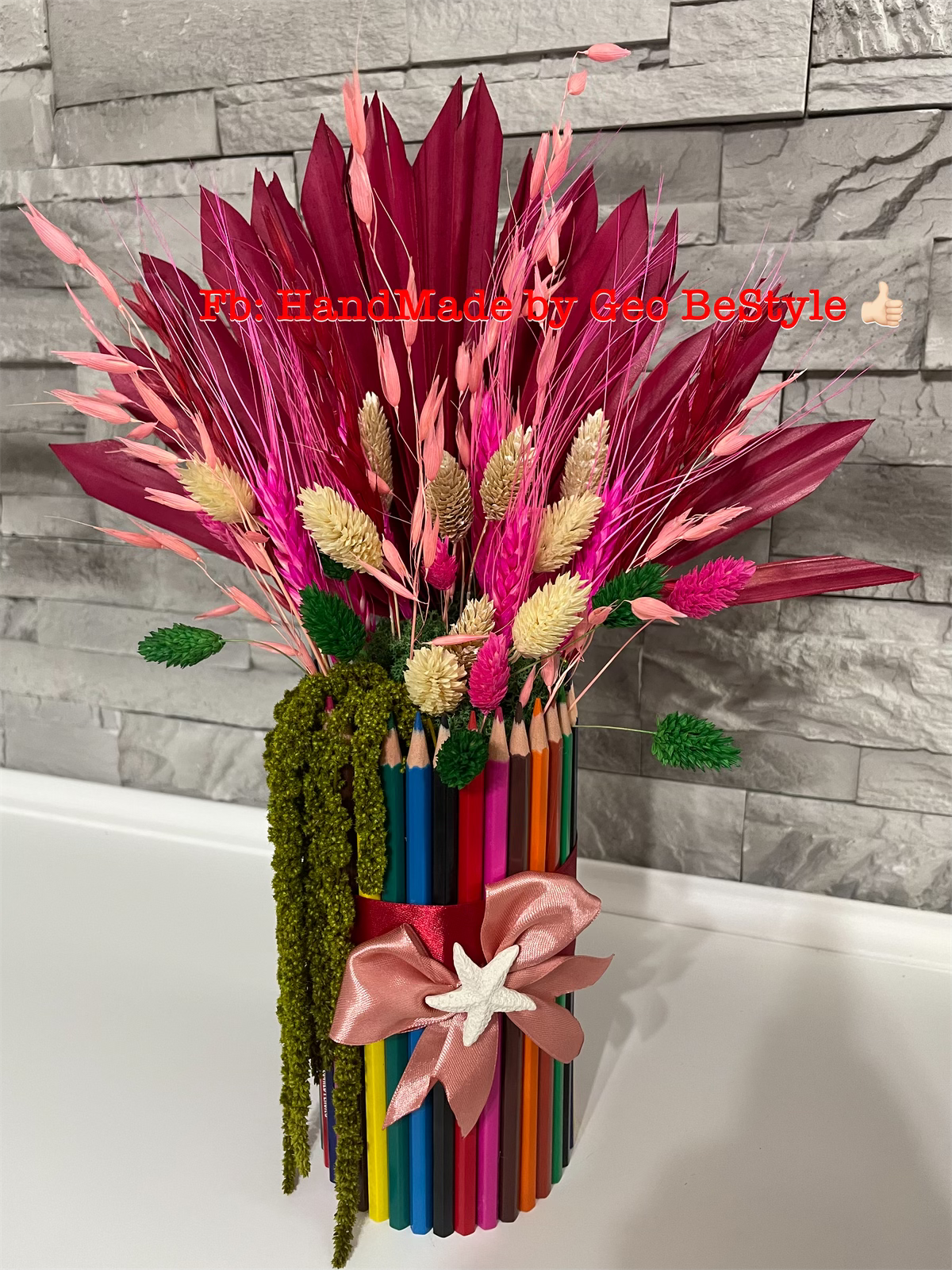 Aranjament martisor din creioane colorate cu flori uscate 01